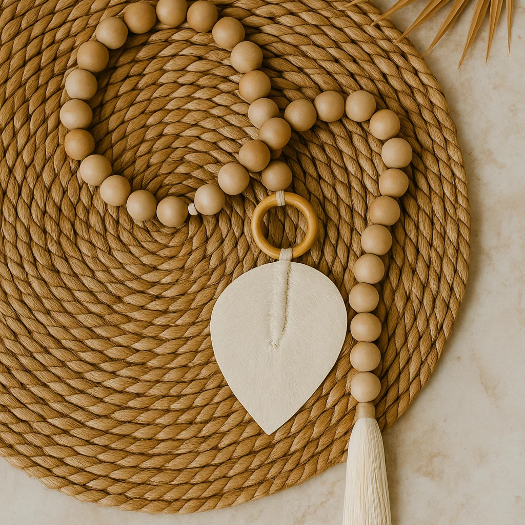 Colar Decorativo de Mesa em Madeira e Macramê Boho Rústico