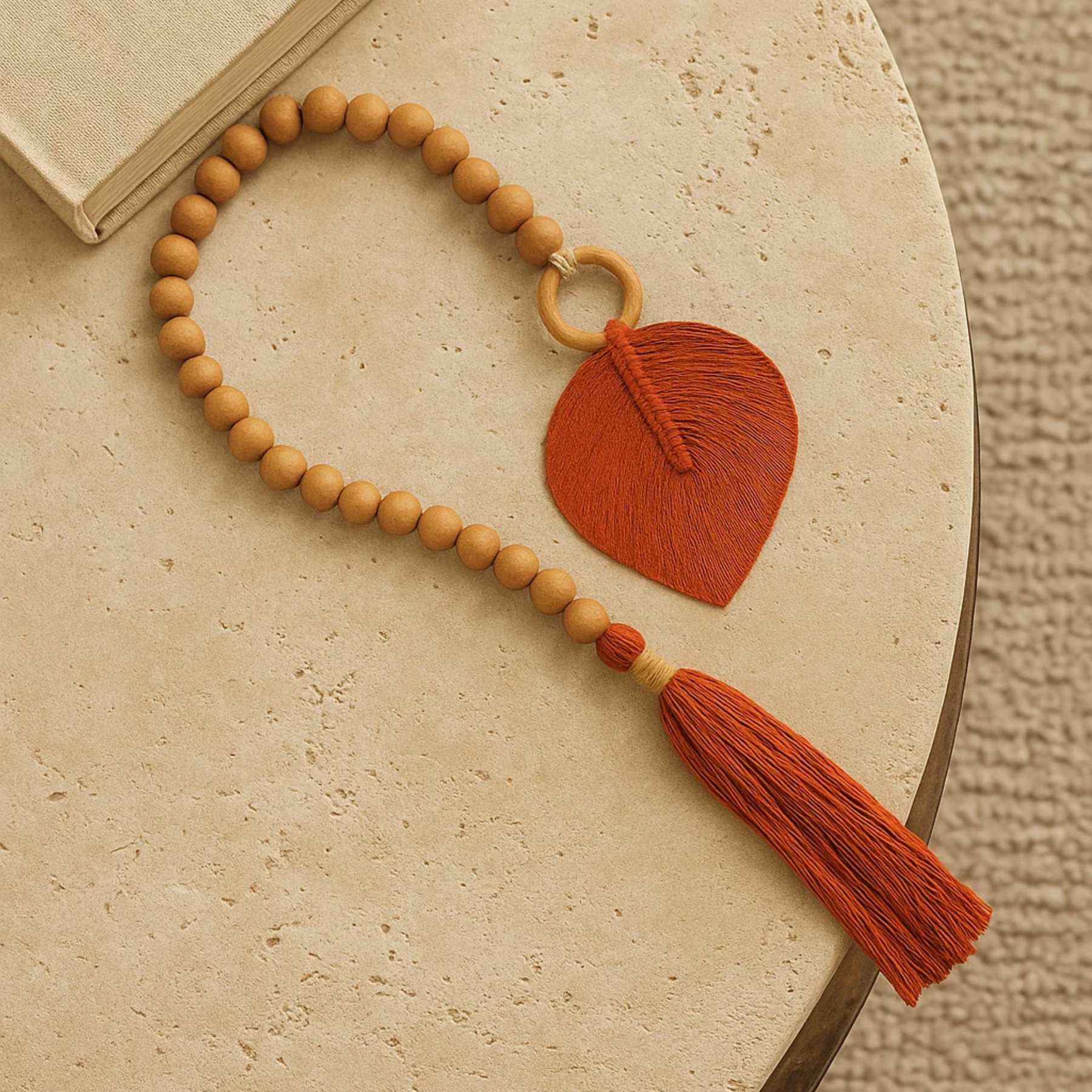 Colar Decorativo de Mesa em Madeira e Macramê Boho Rústico