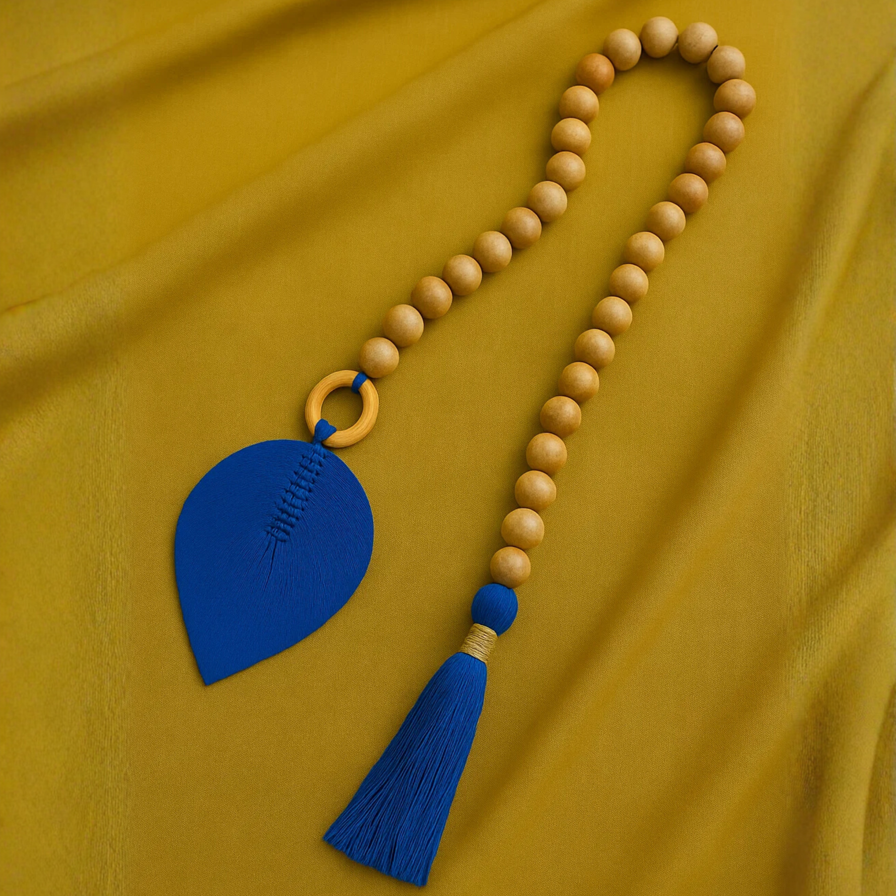 Colar Decorativo de Mesa em Madeira e Macramê Boho Rústico