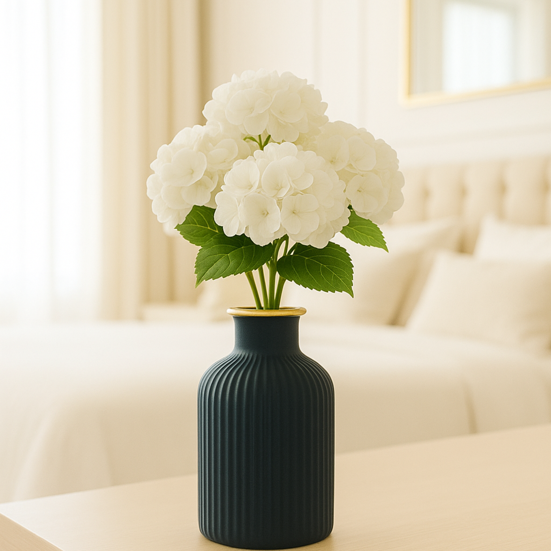 Trio Decorativo com Escultura Dourada Vaso Moderno e Bandeja