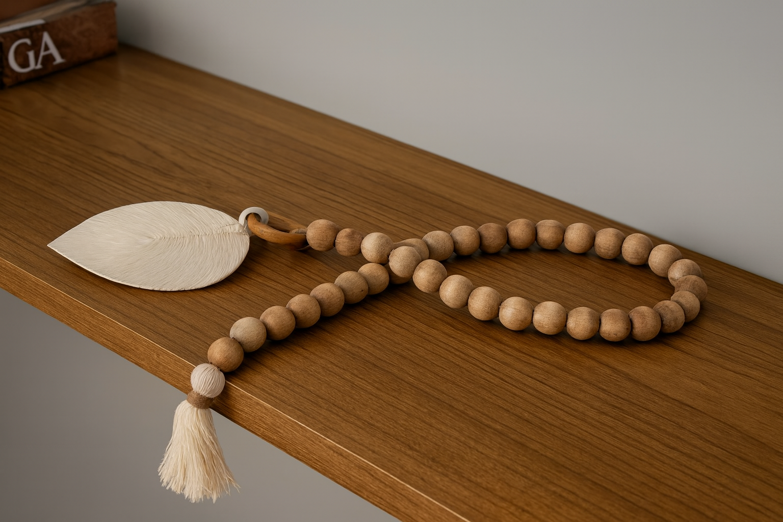 Colar Decorativo de Mesa em Madeira e Macramê Boho Rústico