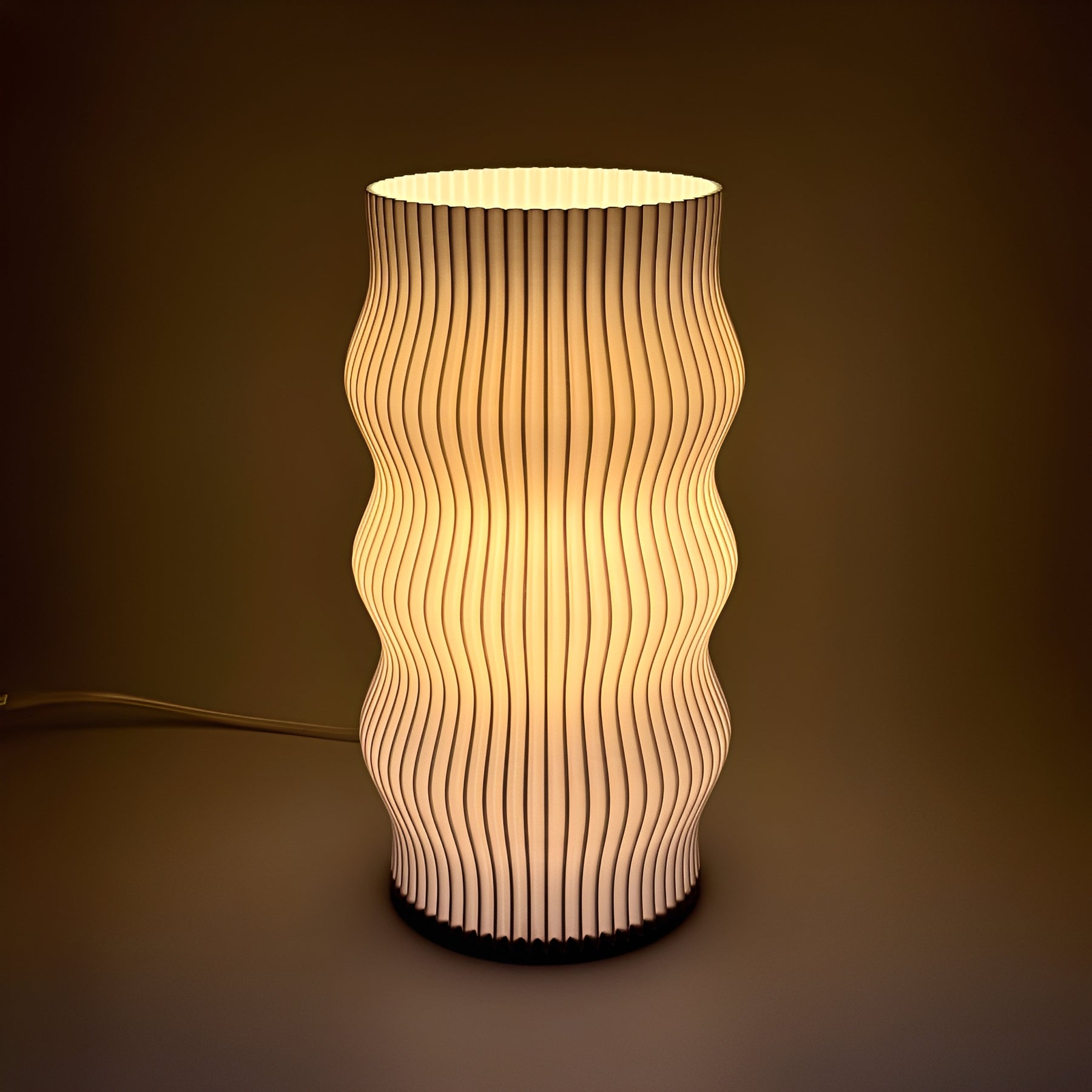 Luminária de Mesa com Cúpula Ondulada e Base Moderna Bivolt