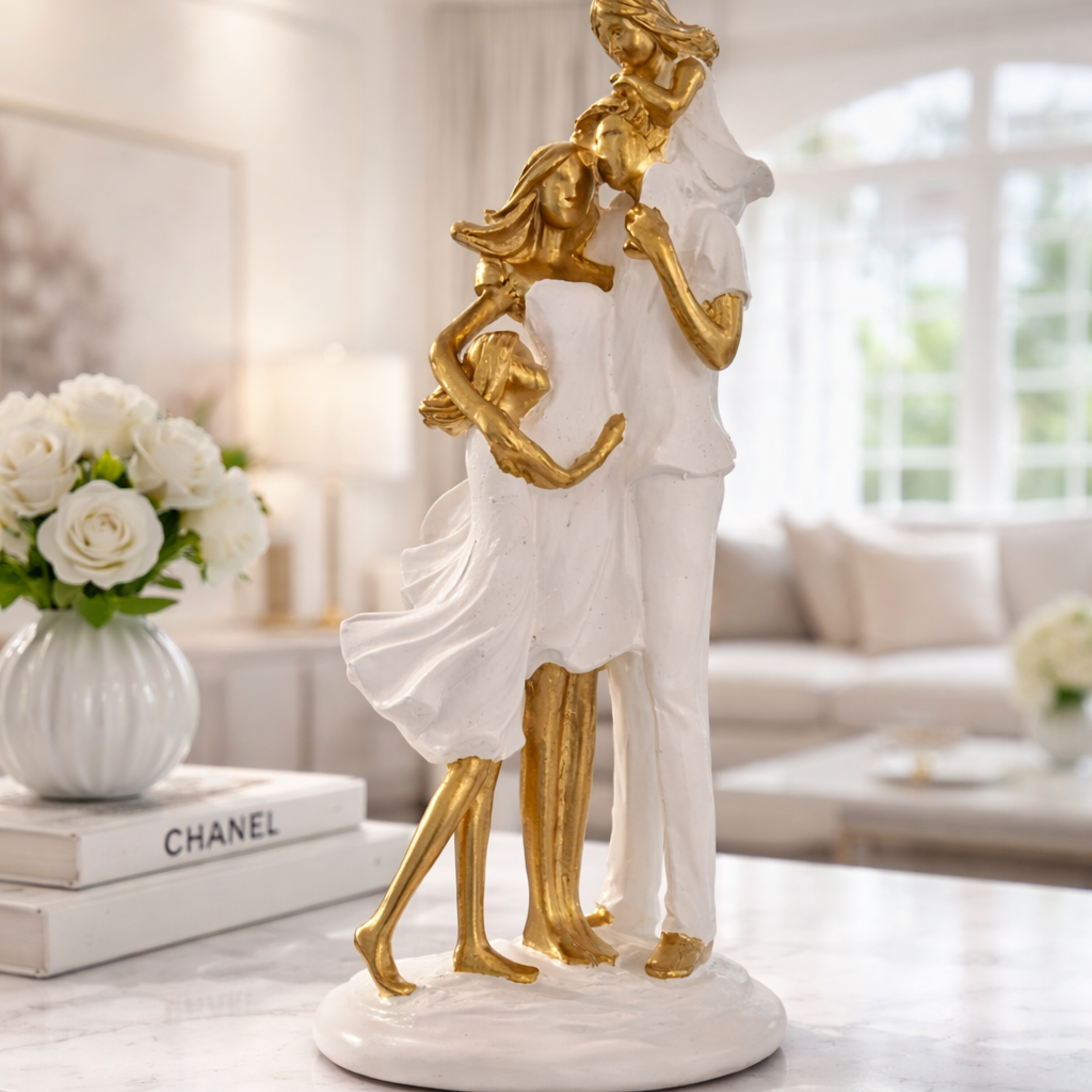 Escultura Decorativa Família Harmônica Pai, Mãe e 2 Filhas Gesso