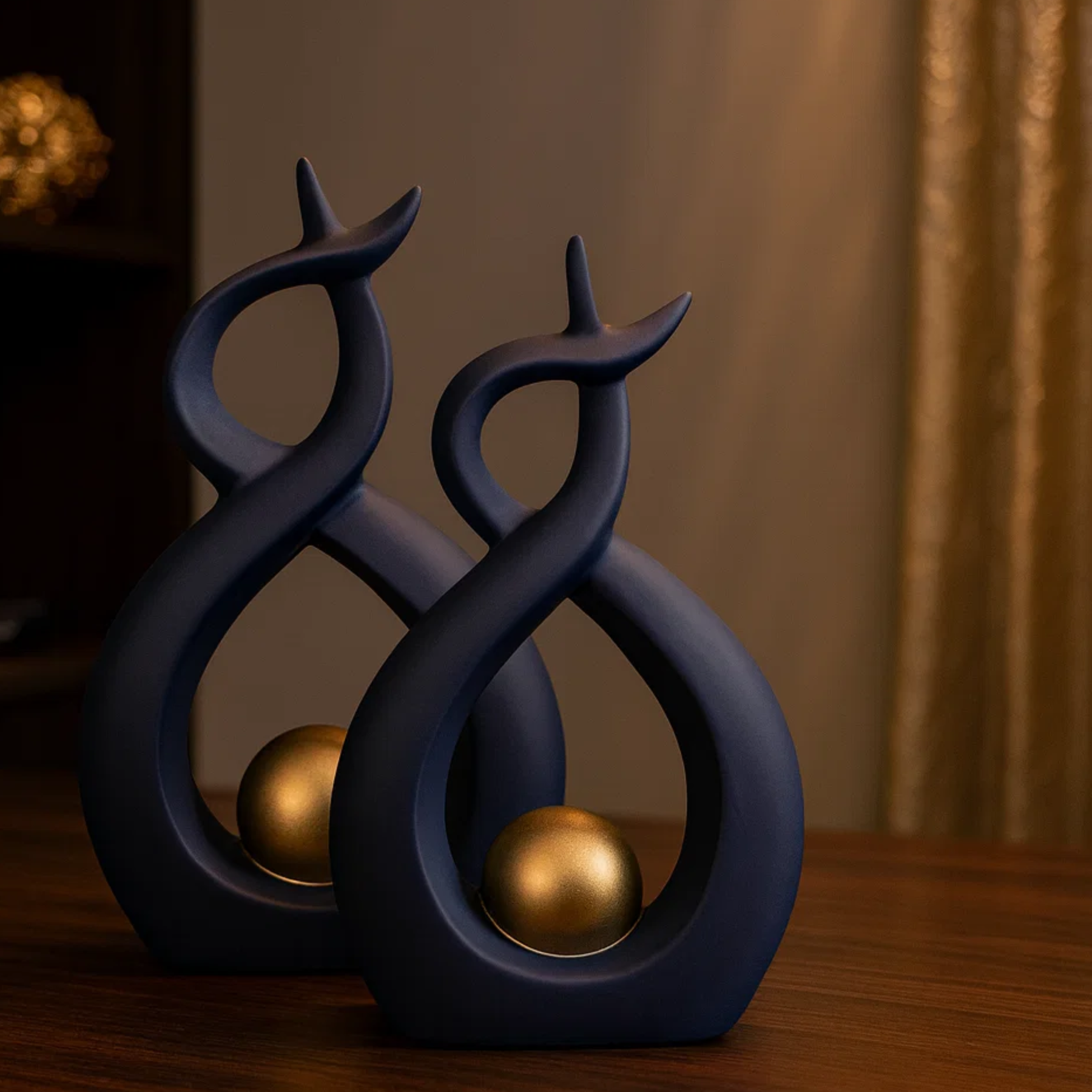 Dupla de Vasos Decorativos em Cerâmica com Esfera Dourada