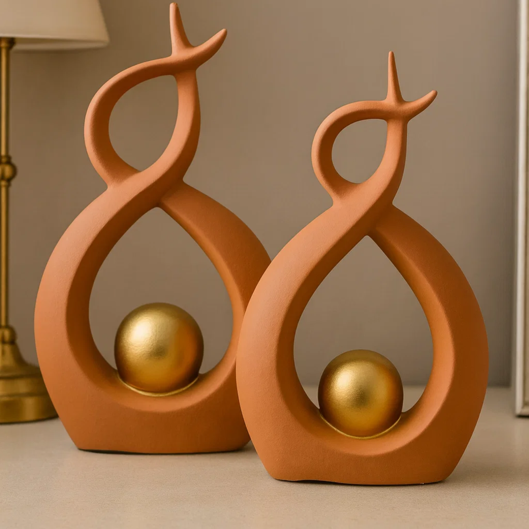 Dupla de Vasos Decorativos em Cerâmica com Esfera Dourada