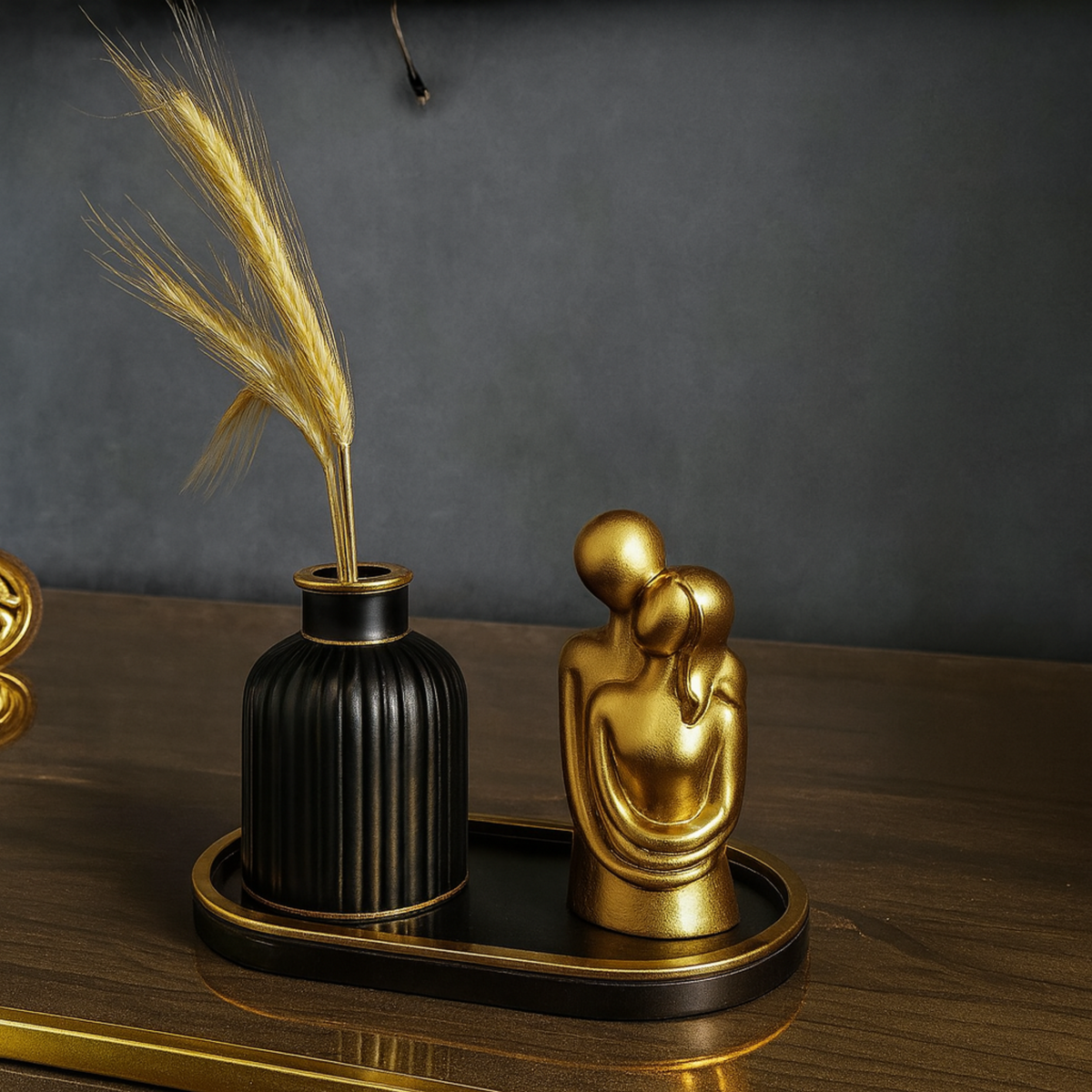 Trio Decorativo com Escultura Dourada Vaso Moderno e Bandeja