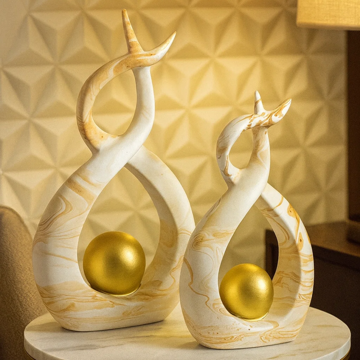 Dupla de Vasos Decorativos em Cerâmica com Esfera Dourada