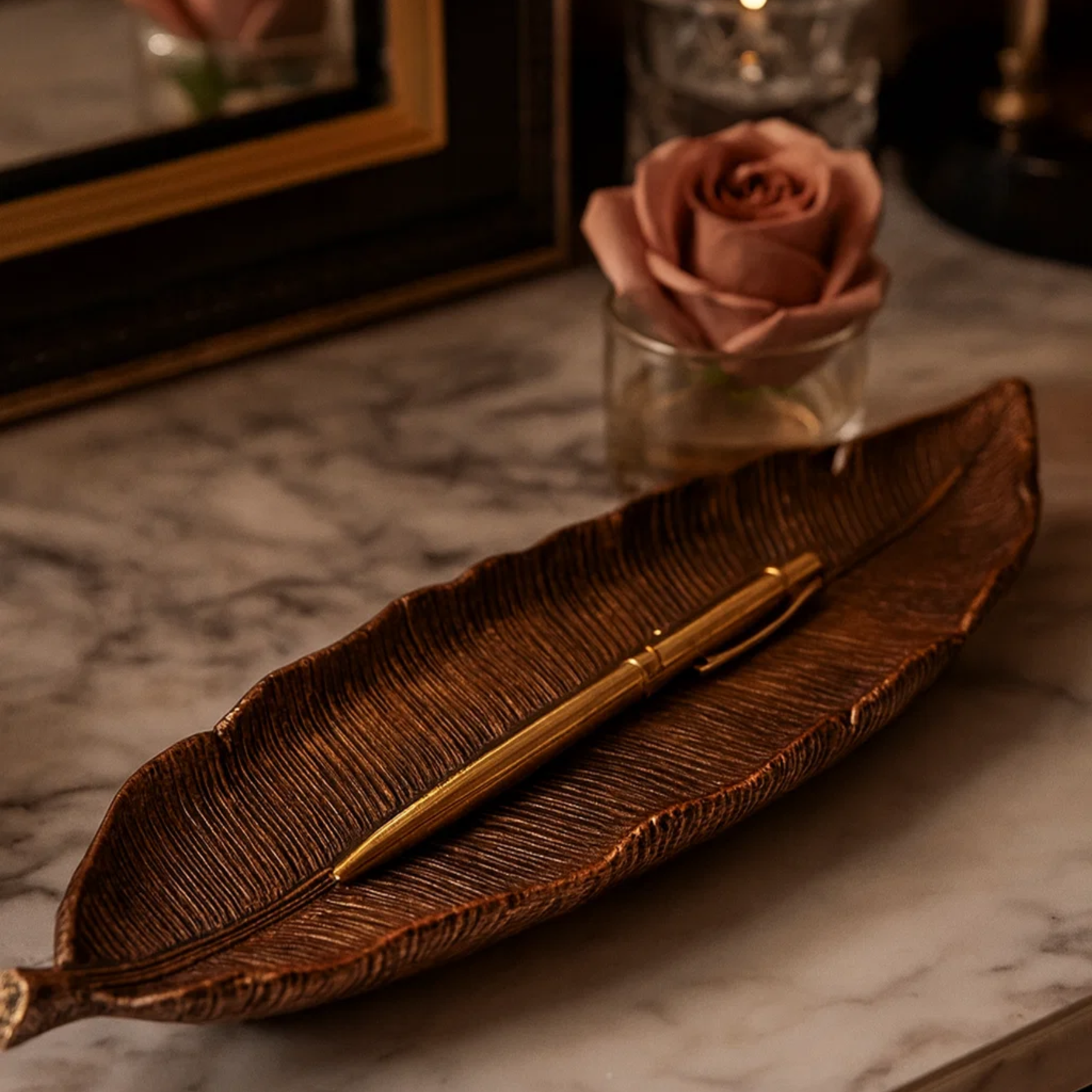 Bandeja Decorativa em Resina com Formato de Folha Alongada