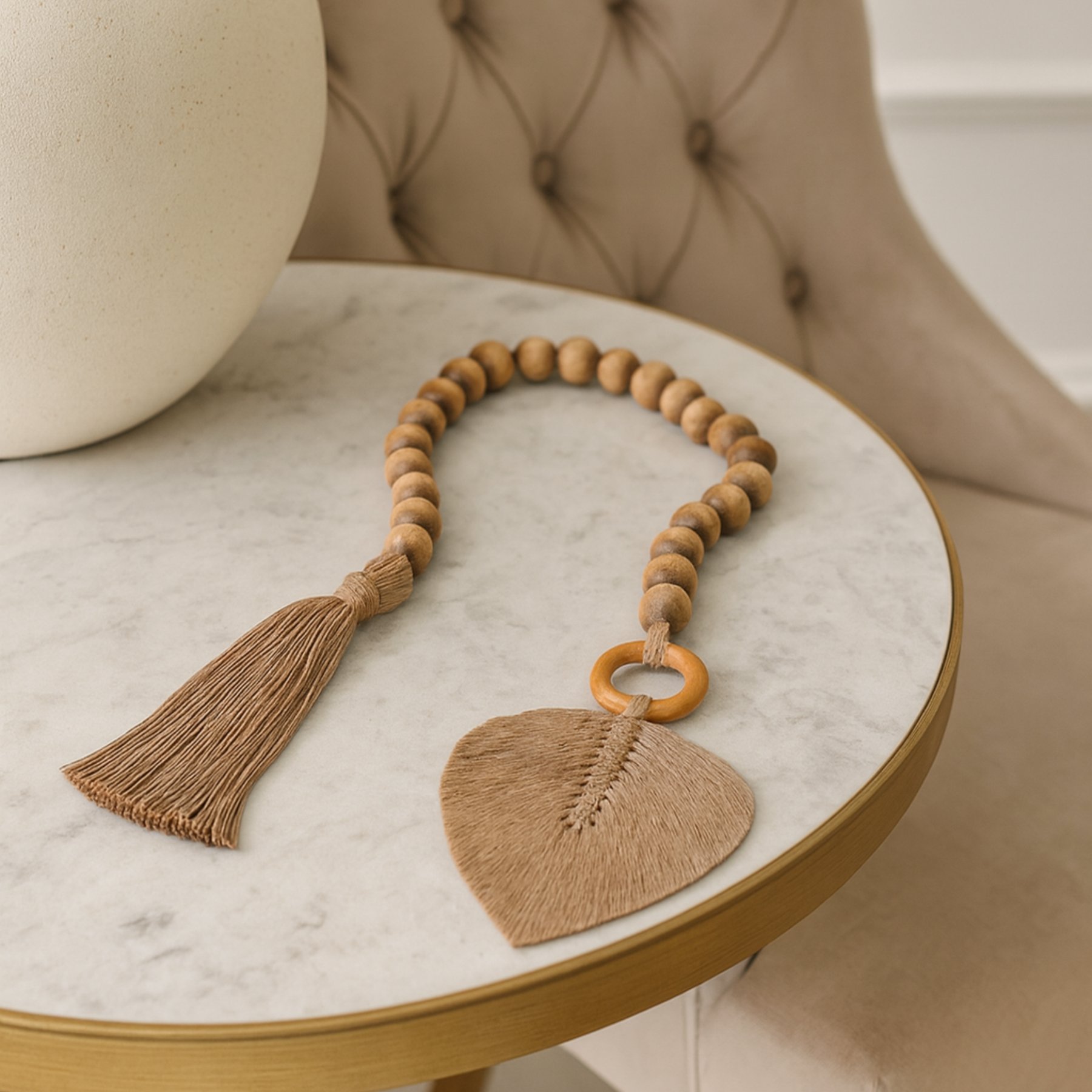 Colar Decorativo de Mesa em Madeira e Macramê Boho Rústico