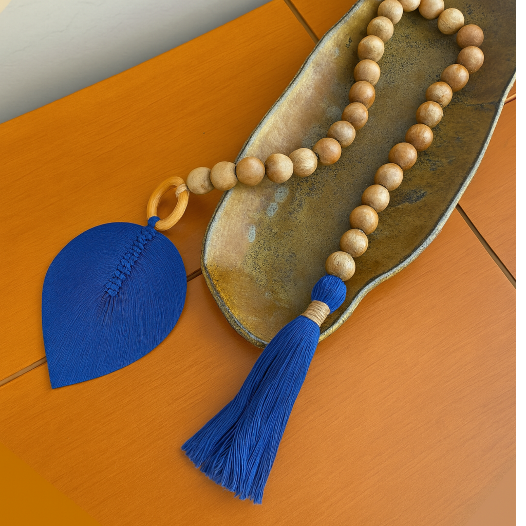 Colar Decorativo de Mesa em Madeira e Macramê Boho Rústico