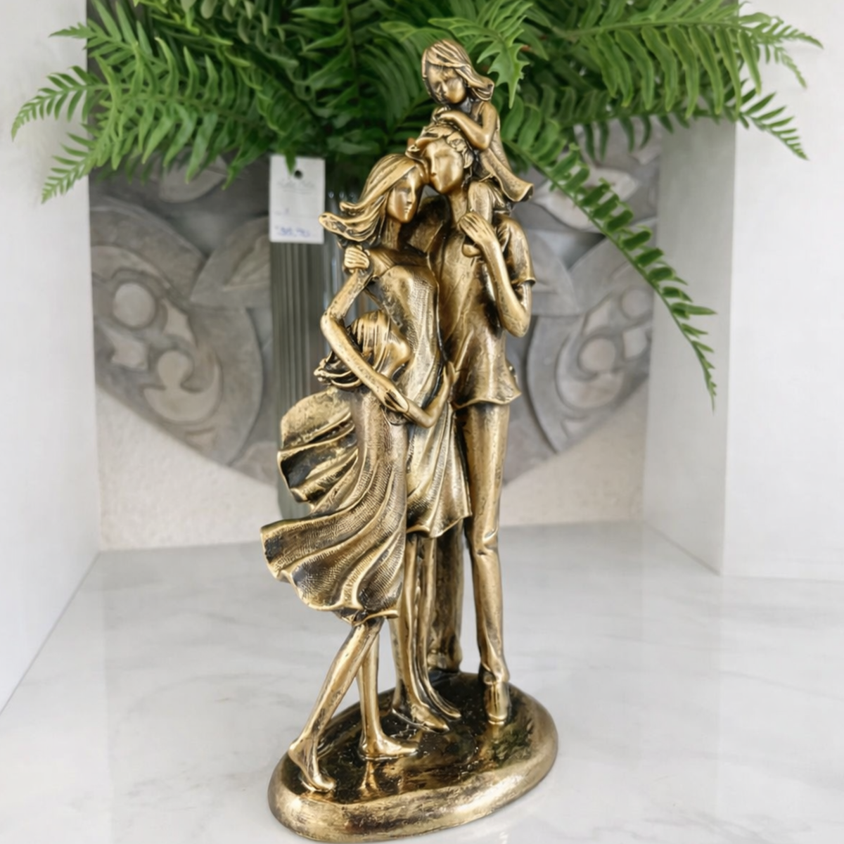 Escultura Decorativa Família Harmônica Pai, Mãe e 2 Filhas Gesso
