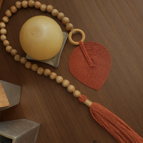 Colar Decorativo de Mesa em Madeira e Macramê Boho Rústico