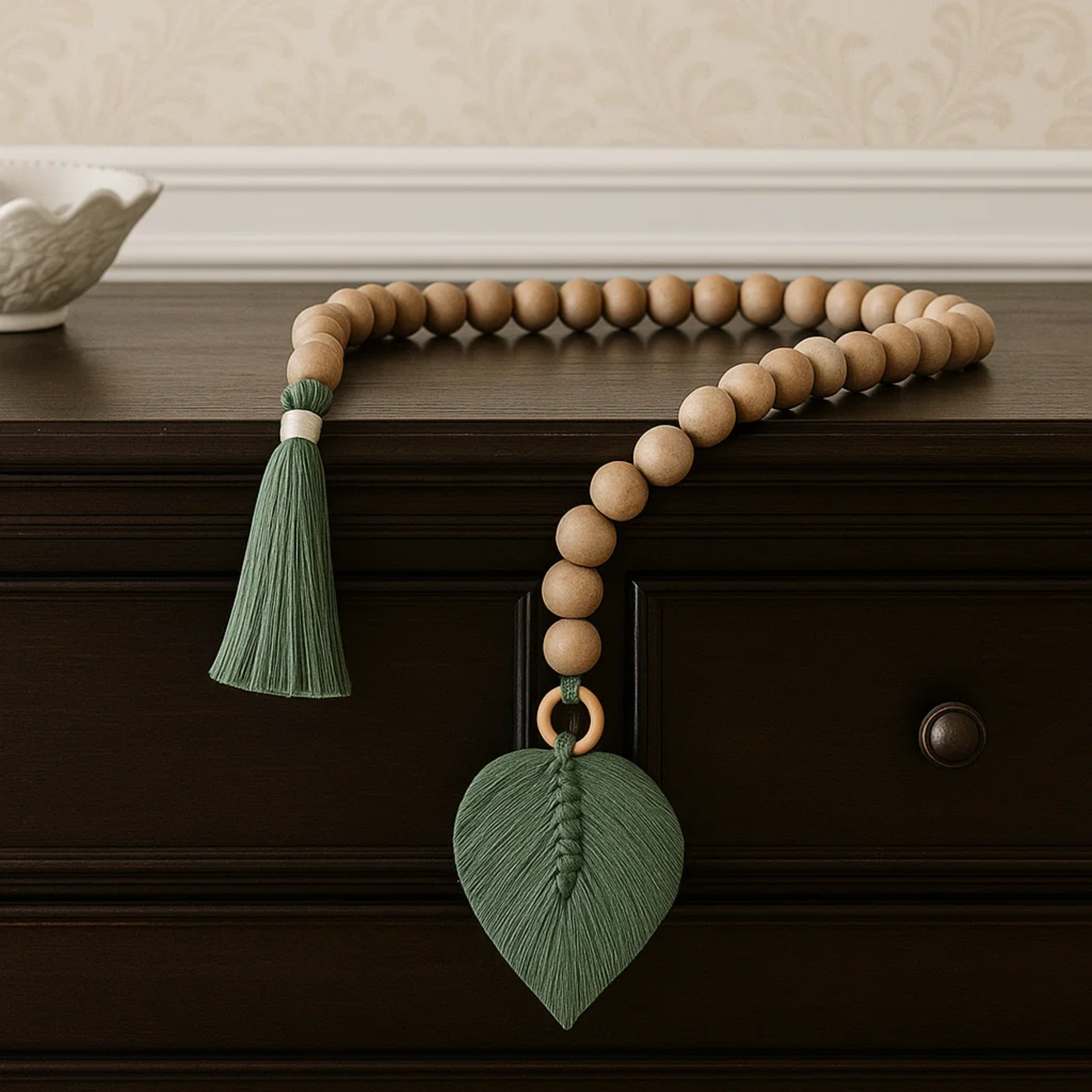 Colar Decorativo de Mesa em Madeira e Macramê Boho Rústico