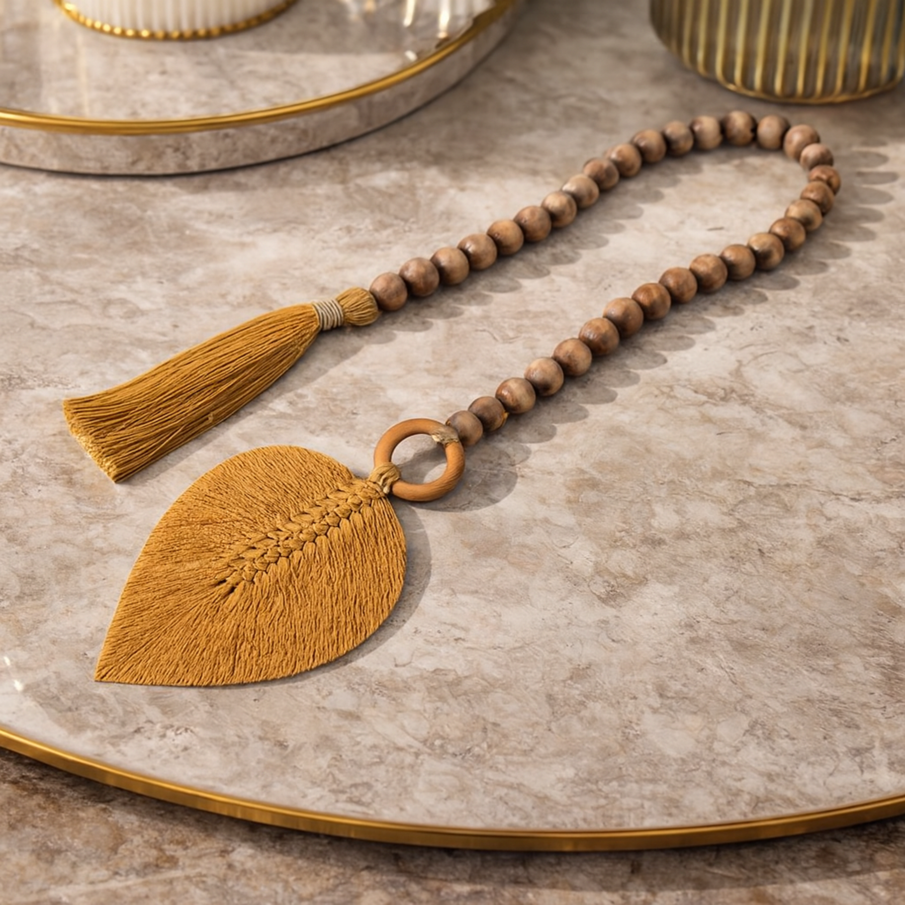 Colar Decorativo de Mesa em Madeira e Macramê Boho Rústico