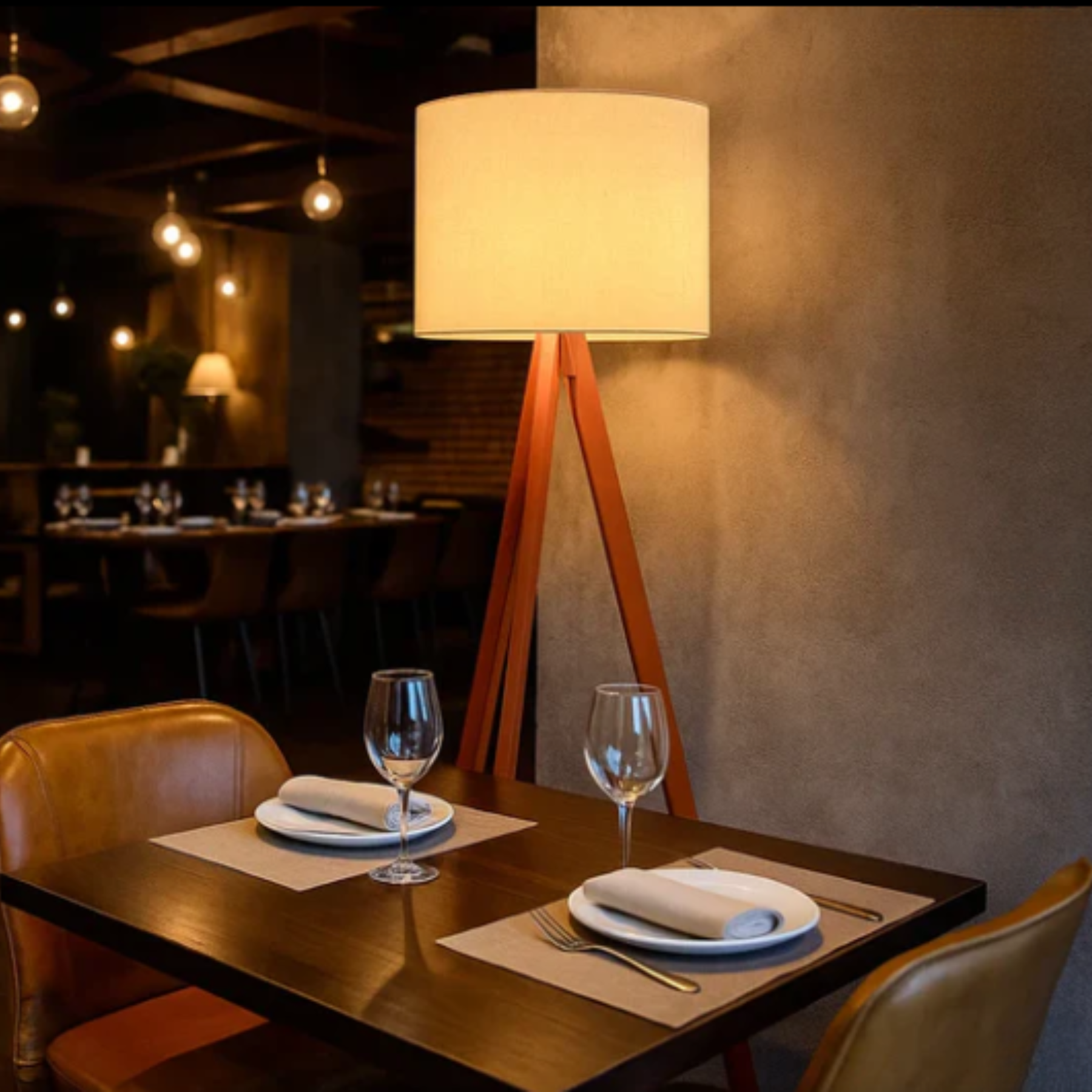 Abajur de Chão com Tripé em Madeira e Cúpula Design Escandinavo