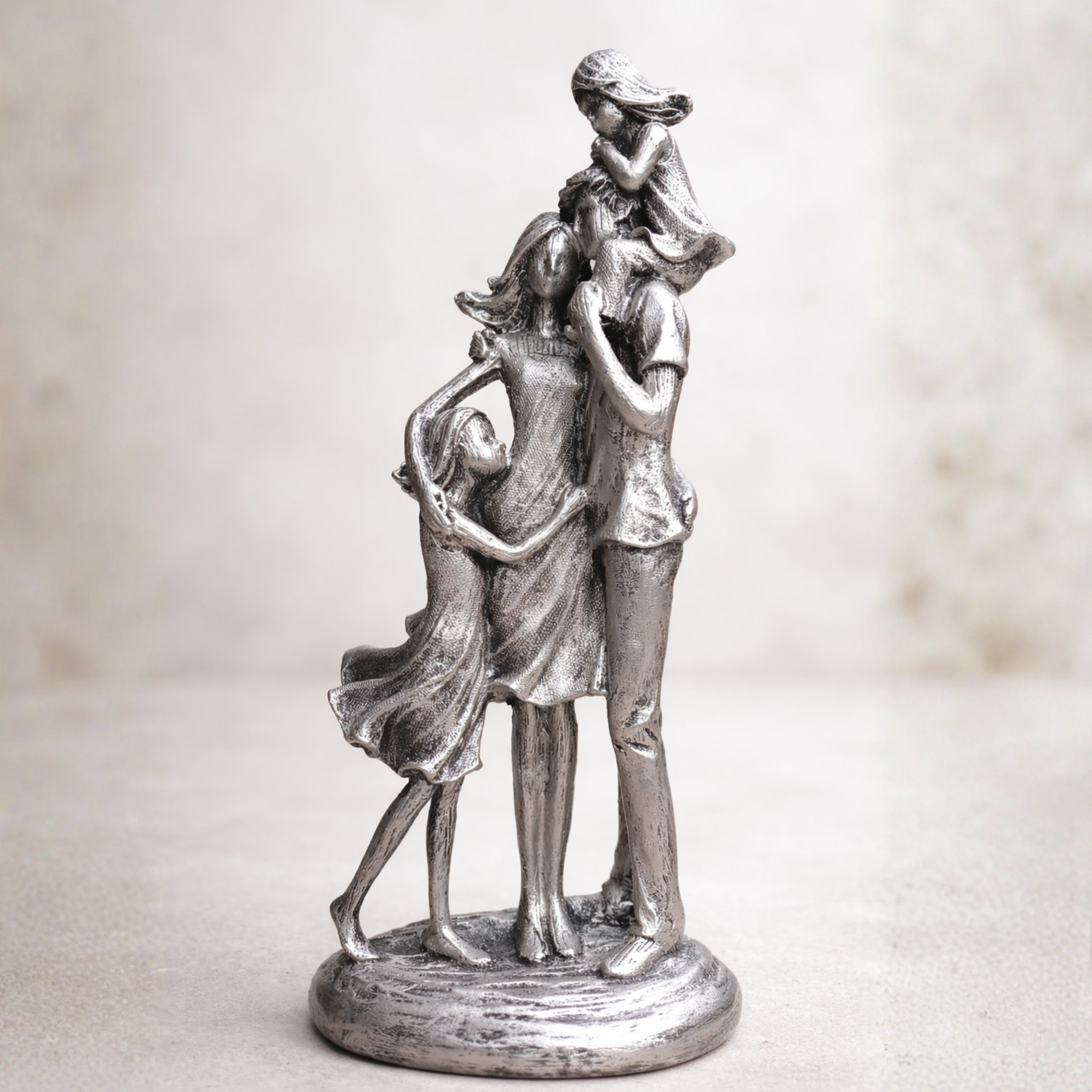 Escultura Decorativa Família Harmônica Pai, Mãe e 2 Filhas Gesso