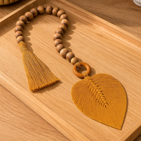 Colar Decorativo de Mesa em Madeira e Macramê Boho Rústico