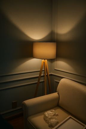 Abajur de Chão com Tripé em Madeira e Cúpula Design Escandinavo