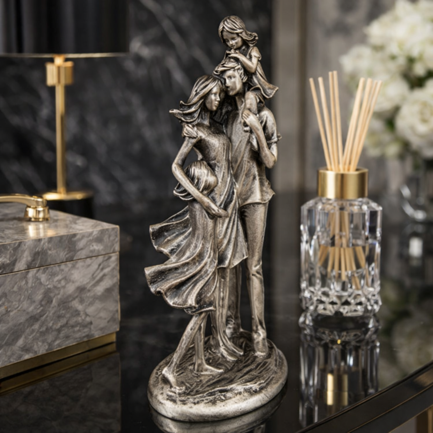 Escultura Decorativa Família Harmônica Pai, Mãe e 2 Filhas Gesso