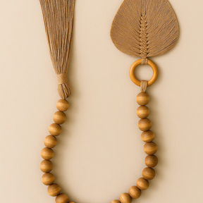 Colar Decorativo de Mesa em Madeira e Macramê Boho Rústico