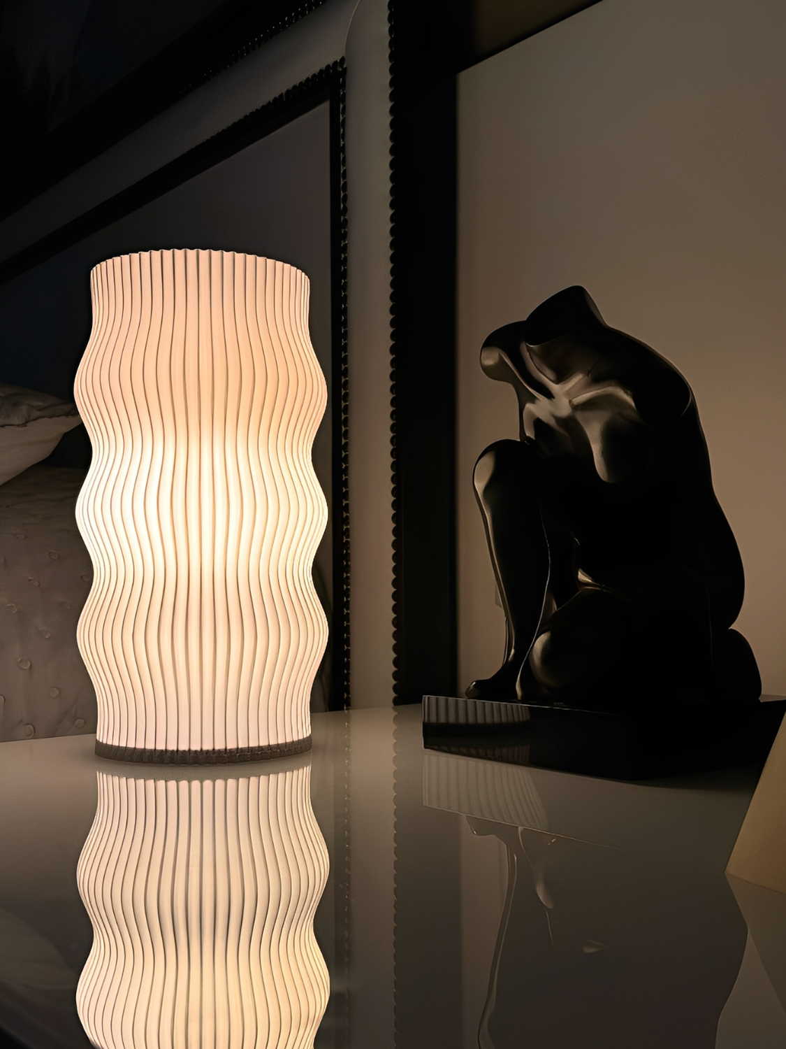 Luminária de Mesa com Cúpula Ondulada e Base Moderna Bivolt