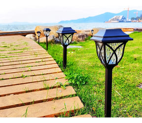 Kit Luminária Solar Casinha com Haste Fixadora para Jardim