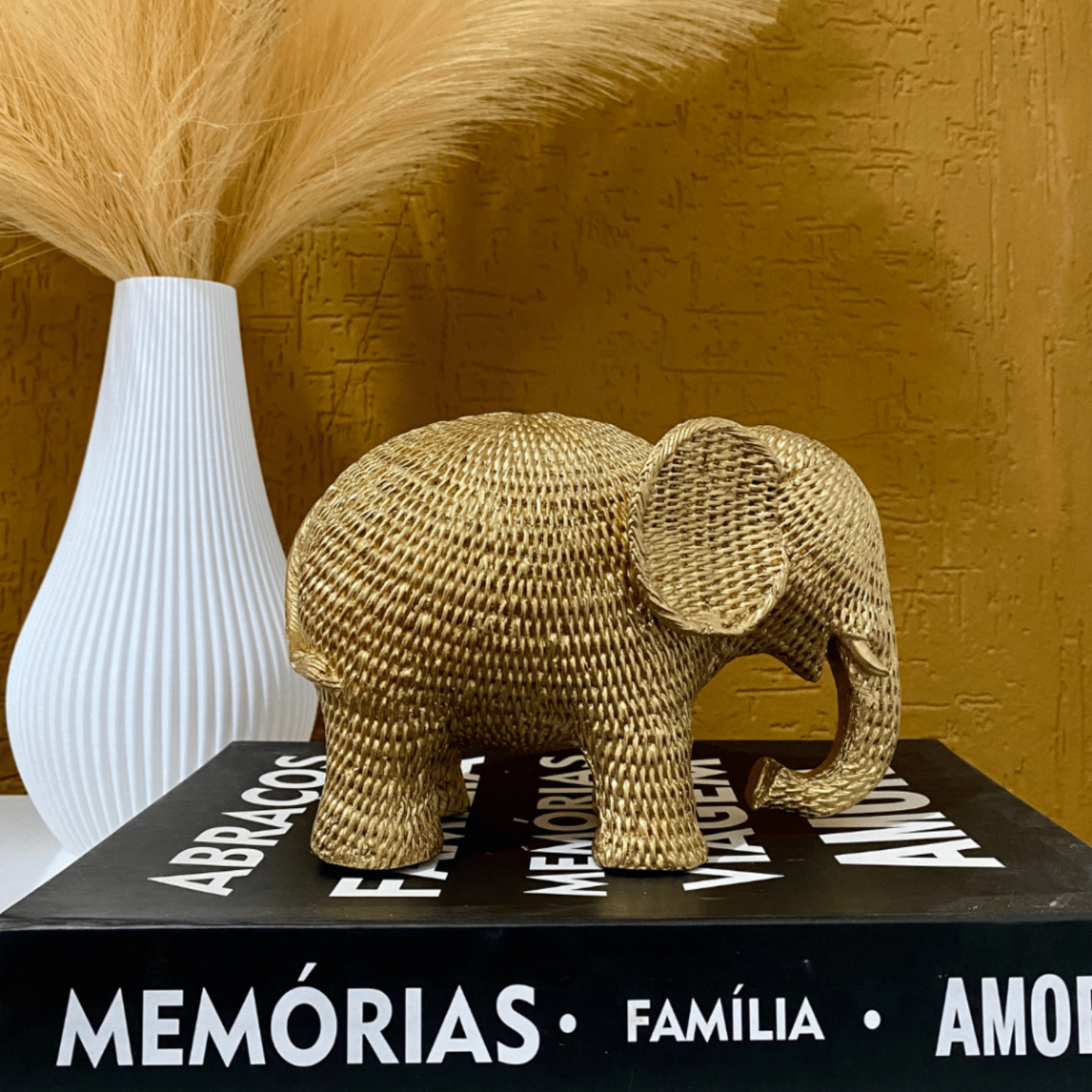 Estatueta Elefante da Sorte Decorativo Dourado Textura Sisal
