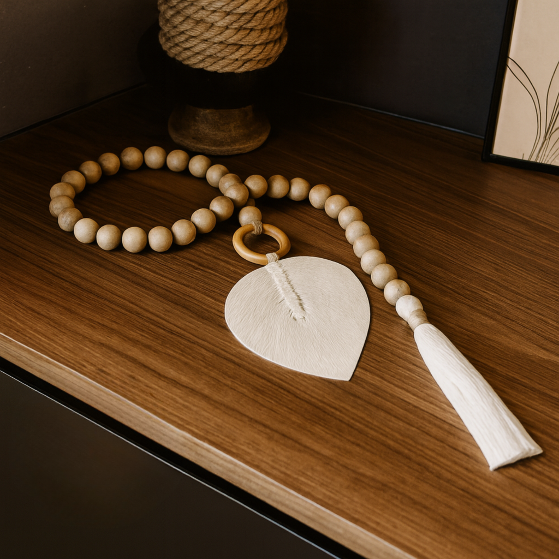 Colar Decorativo de Mesa em Madeira e Macramê Boho Rústico