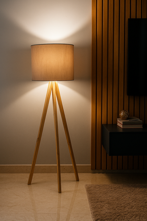 Abajur de Chão com Tripé em Madeira e Cúpula Design Escandinavo