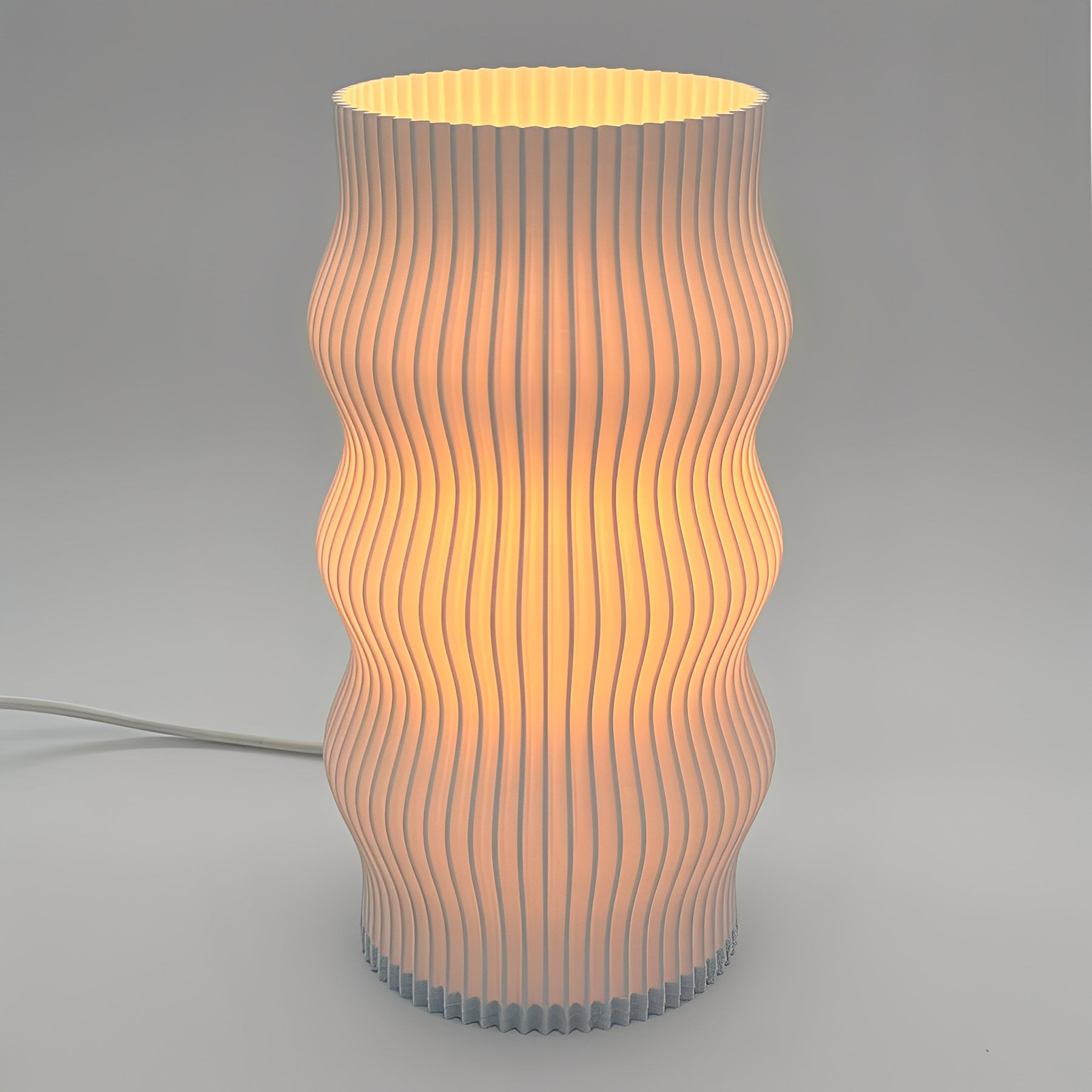 Luminária de Mesa com Cúpula Ondulada e Base Moderna Bivolt