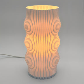 Luminária de Mesa com Cúpula Ondulada e Base Moderna Bivolt