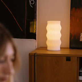Luminária de Mesa com Cúpula Ondulada e Base Moderna Bivolt