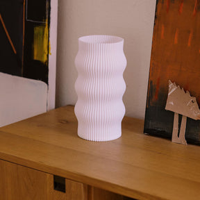 Luminária de Mesa com Cúpula Ondulada e Base Moderna Bivolt