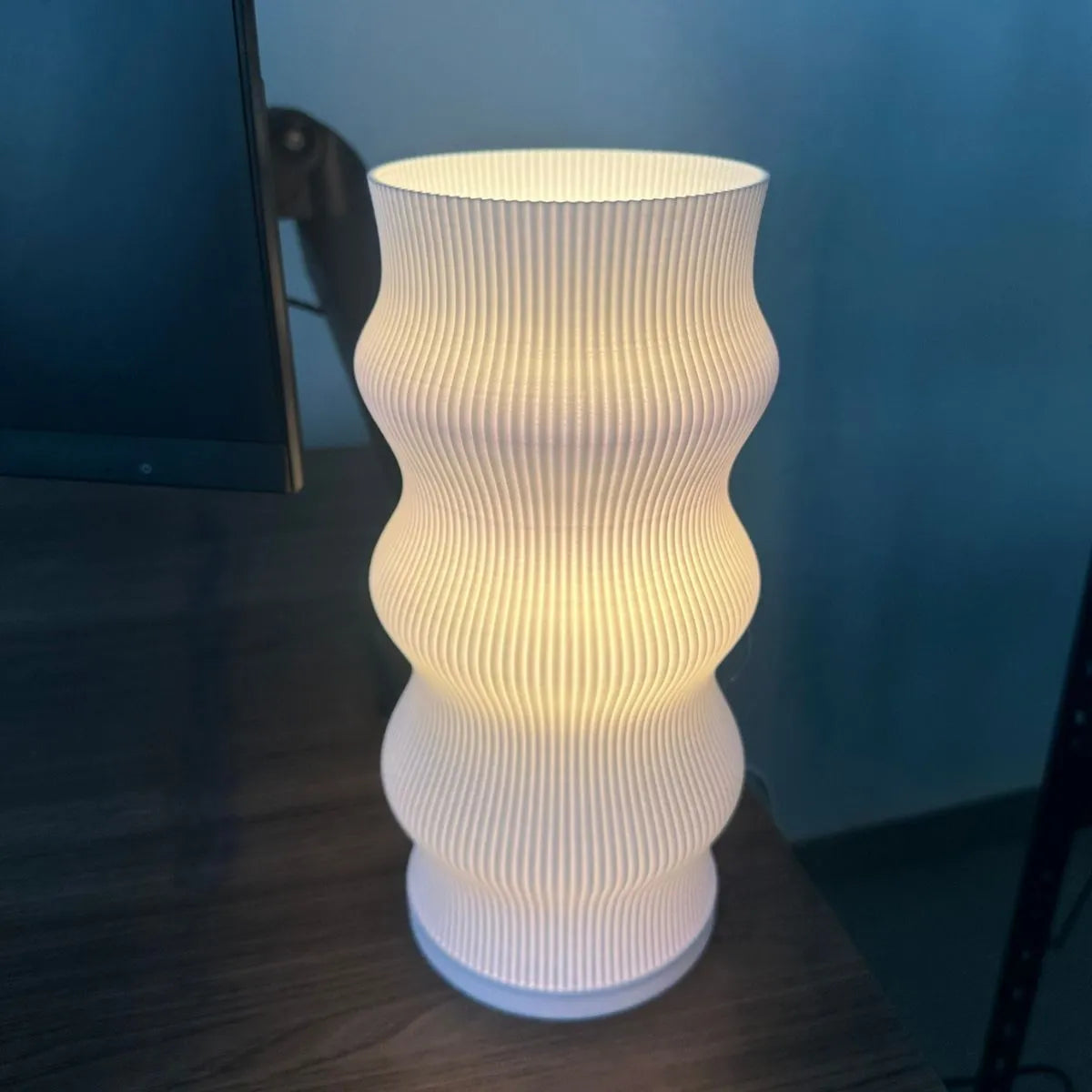 Luminária de Mesa com Cúpula Ondulada e Base Moderna Bivolt