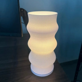 Luminária de Mesa com Cúpula Ondulada e Base Moderna Bivolt