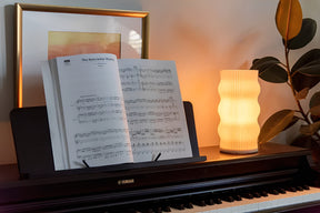 Luminária de Mesa com Cúpula Ondulada e Base Moderna Bivolt