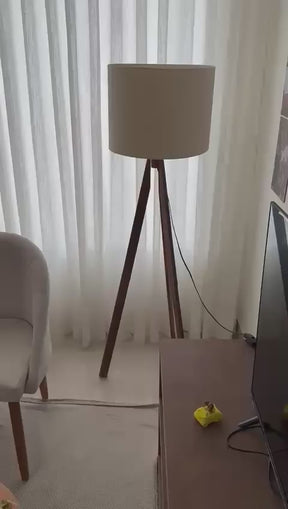 Abajur de Chão com Tripé em Madeira e Cúpula Design Escandinavo
