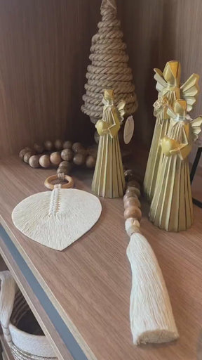 Colar Decorativo de Mesa em Madeira e Macramê Boho Rústico