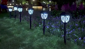 Kit Luminária Solar Casinha com Haste Fixadora para Jardim